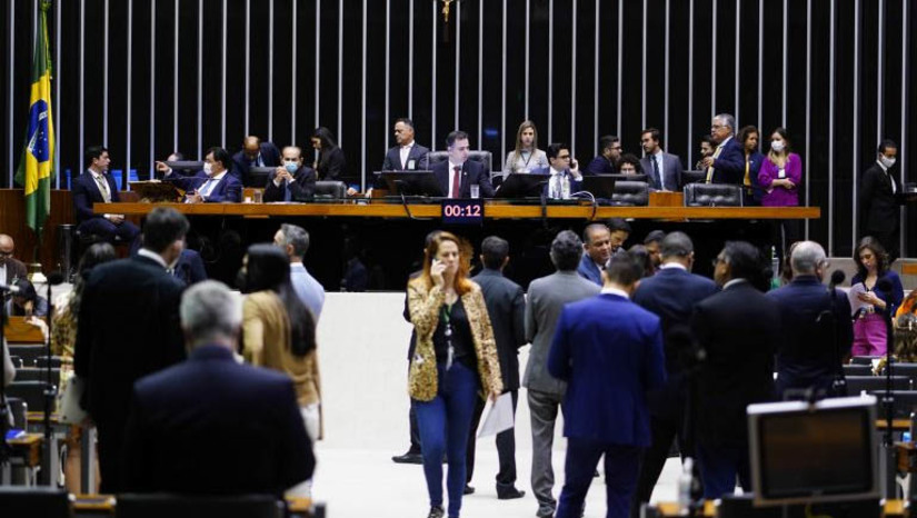 Imagem 1 - Orçamento da união para 2023 é aprovado com salário mínimo de R$ 1.320. O PLN 32/22 foi aprovado pelo Congresso Nacional nesta quinta-feira (22). O texto garante a manutenção do Auxílio Brasil em R$ 600 e o acréscimo de um valor de R$ 150 para cada filho menor de 6 anos. Além disso, o salário mínimo deverá passar de R$ 1.212 para R$ 1.320, um reajuste de quase 9%, quando a inflação estimada para este ano é de 5,8%. Segundo o relator do Orçamento, senador Marcelo Castro (MDB-PI), com o aumento das despesas, o déficit previsto é de R$ 231,5 bilhões para o ano que vem. Imagem 1 - Orçamento da união para 2023 é aprovado com salário mínimo de R$ 1.320. O PLN 32/22 foi aprovado pelo Congresso Nacional nesta quinta-feira (22). O texto garante a manutenção do Auxílio Brasil em R$ 600 e o acréscimo de um valor de R$ 150 para cada filho menor de 6 anos. Além disso, o salário mínimo deverá passar de R$ 1.212 para R$ 1.320, um reajuste de quase 9%, quando a inflação estimada para este ano é de 5,8%. Segundo o relator do Orçamento, senador Marcelo Castro (MDB-PI), com o aumento das despesas, o déficit previsto é de R$ 231,5 bilhões para o ano que vem.