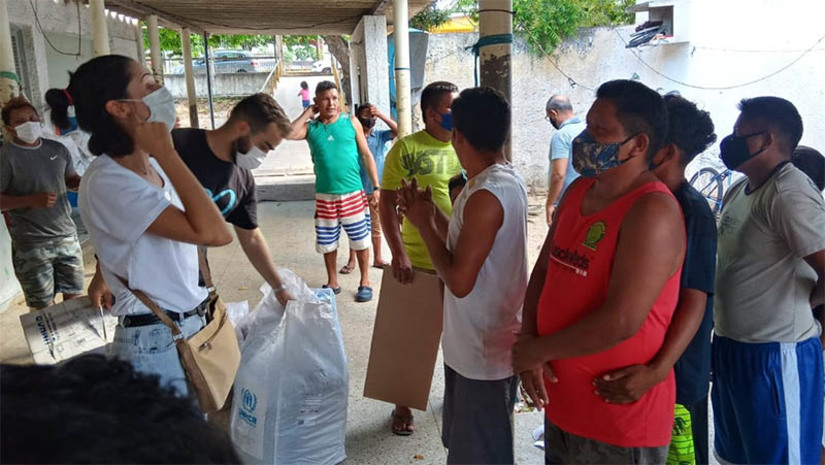 Imagem 1 - RN é o primeiro estado do Nordeste a contar com uma Política para refugiados. Com o Projeto de Lei Complementar nº 07/2021, enviado à Casa Legislativa pela governadora Fátima Bezerra, em junho de 2021, estão garantidos direitos sociais e acesso a serviços públicos, no Rio Grande do Norte, a pessoas migrantes, imigrantes laborais, estudantes, refugiados, requerentes de refúgio, asilo político ou acolhida humanitária, e apátridas, como também suas famílias, independentemente de sua situação migratória ou documental. Imagem 1 - RN é o primeiro estado do Nordeste a contar com uma Política para refugiados. Com o Projeto de Lei Complementar nº 07/2021, enviado à Casa Legislativa pela governadora Fátima Bezerra, em junho de 2021, estão garantidos direitos sociais e acesso a serviços públicos, no Rio Grande do Norte, a pessoas migrantes, imigrantes laborais, estudantes, refugiados, requerentes de refúgio, asilo político ou acolhida humanitária, e apátridas, como também suas famílias, independentemente de sua situação migratória ou documental.