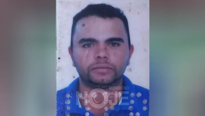 Imagem 1 -  Mossoroense é encontrado morto em alpendre de casa, em TibauPopulares acionaram a Polícia Militar, por volta das 4h desta sexta (23), informando sobre uma pessoa caída ao chão, no alpendre de uma residência abandonada, localizada no Centro da cidade. Chegando ao local, os policiais encontraram Francisco Márcio da Silva, de 33 anos, já sem vida. Ainda segundo a PM, a vítima já tinha costume de dormir no local. Nesta madrugada, foi surpreendida por homens que se aproximaram já atirando contra ela. O Itep foi acionado para fazer a perícia do local do crime e remoção do corpo para a sede, em Mossoró.