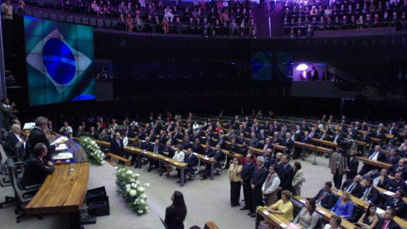 Imagem 1 -  Veja roteiro da sessão solene do Congresso que dará posse a Lula em 1º de janeiro de 2023. O presidente eleito será recebido no Congresso pelos presidentes da Câmara dos Deputados e do Senado, Arthur Lira e Rodrigo Pacheco. A sessão solene de posse será iniciada às 15h, com a execução do Hino Nacional. Em seguida, Lula fará o Compromisso Constitucional e assinará o termo de posse, juntamente com Alckmin. Na sequência, Lula fará um pronunciamento à nação, seguido pelo presidente do Senado e do Congresso, Rodrigo Pacheco, que também discursará. Depois a sessão será encerrada e Lula seguirá para a área externa do Congresso, onde haverá uma cerimônia de honras militares. O roteiro da posse no Planalto ainda não foi divulgado. (Foto: Sessão de posse de Lula (segundo mandato), em janeiro de 2007).