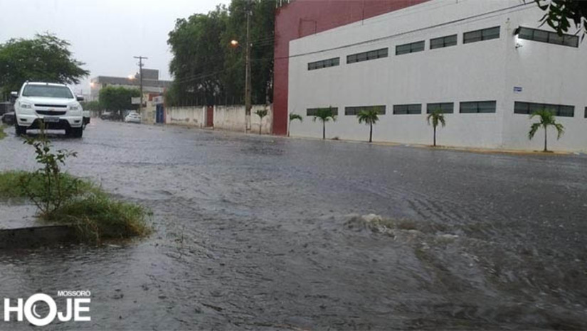Imagem 1 -  Inmet emite alerta de chuvas com perigo potencial para Mossoró e mais 41 municípios do RN. De acordo com o Inmet, o alerta de perigo potencial, que vai atingir a maior parte das cidades potiguares entre os dois avisos, prevê chuvas entre 20 e 30 mm/h ou até 50 mm/dia, além de ventos intensos entre 40 e 60 km/h. Ele alerta vale até 10h. Entre as medidas de precaução indicadas pelo Inmet, está, em caso de rajadas de vento, não se abrigar debaixo de árvores, pelo risco de queda e descargas elétricas, e não estacionar veículos próximos a torres de transmissão e placas de propaganda.