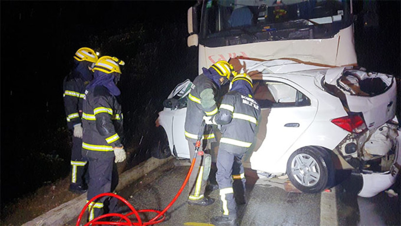 Imagem 1 -  Henrique Araújo de Nicodemos, de 25 anos, faleceu na tarde desta sexta-feira, 23, após rodar o carro na pista molhada e ser atropelado por uma carreta na BR 304, perto de Angicos-RN. Ele retornava de João Pessoa, onde cursa mestrado em psicologia, com destino a Fortaleza (CE), dirigindo pela primeira vez.  O corpo da vítima foi retirado das ferragens pelo Corpo de Bombeiros, a quem coube a missão de encontrar e informar a família da tragédia.
