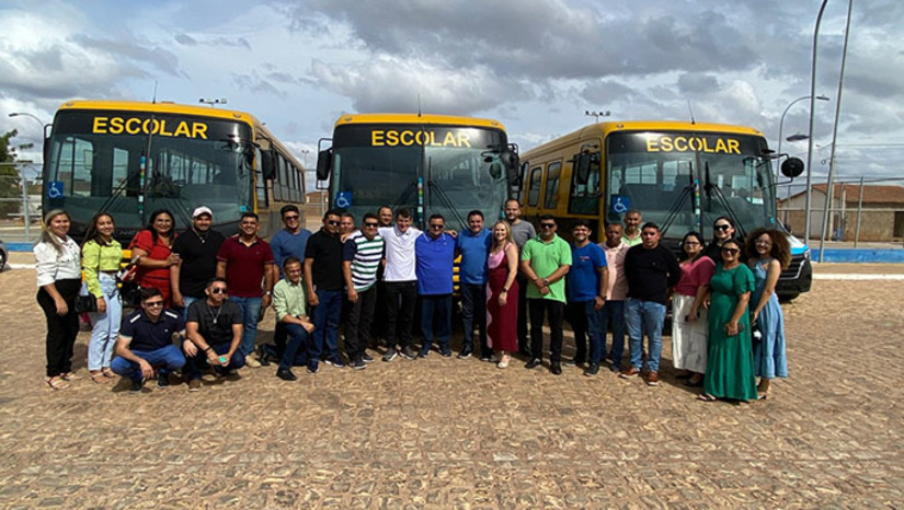 Imagem 1 -  O investimento foi de mais ou menos 1 milhão de recursos próprios e um apoio de 200 mil em emenda parlamentar destinado pelo deputado estadual George Soares, de Assu. O prefeito Josivan Bibiano fez a entrega dos três ônibus e a ambulância nesta sexta-feira e em seguida realizou a confraternização de fim de ano com os secretários e apoiadores de sua gestão. Espera um 2023 com mais investimentos para estruturação do município, que é composto por 23 vilas, sendo que 22 rurais.