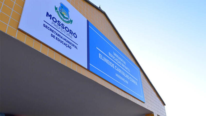 Imagem 1 - Mossoró inicia nova etapa de matrículas para o ano letivo 2023 na educação municipal. Nesta fase, que começou às 8h desta segunda-feira (26), podem solicitar vagas alunos novatos com deficiência, Transtorno do Espectro Autista (TEA) ou Altas Habilidades/Superdotação e sem comprovada vulnerabilidade econômica. As matrículas deste público podem ser realizadas até as 23h59 da quinta-feira (29). A Secretaria Municipal de Educação reforça que as vagas existentes são aquelas remanescentes da primeira etapa do calendário de matrículas, que contemplou alunos novatos com deficiência e comprovada vulnerabilidade econômica. Imagem 1 - Mossoró inicia nova etapa de matrículas para o ano letivo 2023 na educação municipal. Nesta fase, que começou às 8h desta segunda-feira (26), podem solicitar vagas alunos novatos com deficiência, Transtorno do Espectro Autista (TEA) ou Altas Habilidades/Superdotação e sem comprovada vulnerabilidade econômica. As matrículas deste público podem ser realizadas até as 23h59 da quinta-feira (29). A Secretaria Municipal de Educação reforça que as vagas existentes são aquelas remanescentes da primeira etapa do calendário de matrículas, que contemplou alunos novatos com deficiência e comprovada vulnerabilidade econômica.
