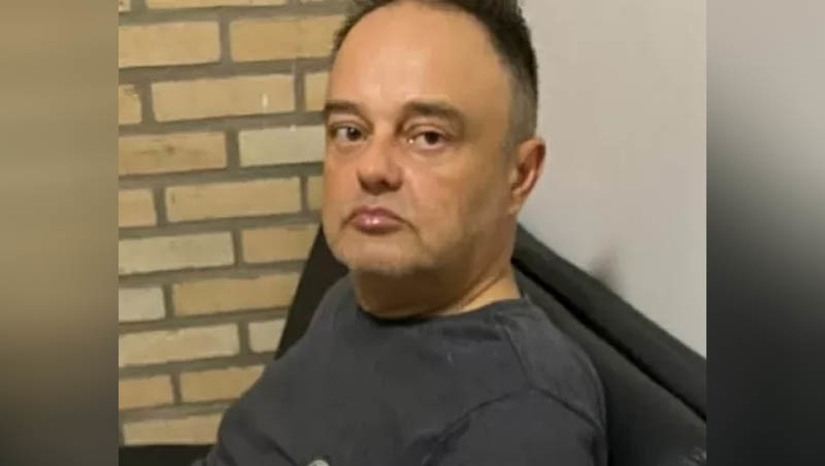 Imagem 1 - “O que me motivou a adquirir as armas foram as palavras do presidente Bolsonaro”. O Bolsonarista George Washington de Oliveira Sousa, de 54 anos, confessou, em depoimento à Polícia Civil do Distrito Federal, que tirou suas licenças como CAC (categoria que reúne caçadores, atiradores e colecionadores) em outubro de 2021, inspirado no atual presidente, Jair Bolsonaro (PL). Segundo ele, Bolsonaro sempre enfatizava a importância do armamento civil dizendo o seguinte: ''Um povo armado jamais será escravizado''. George foi preso no sábado (24), suspeito de montar um artefato explosivo em um caminhão perto do Aeroporto de Brasília. Ele confessou o crime e afirmou que o objetivo era criar o caos para que fosse declarado estádio de sítio. Imagem 1 - “O que me motivou a adquirir as armas foram as palavras do presidente Bolsonaro”. O Bolsonarista George Washington de Oliveira Sousa, de 54 anos, confessou, em depoimento à Polícia Civil do Distrito Federal, que tirou suas licenças como CAC (categoria que reúne caçadores, atiradores e colecionadores) em outubro de 2021, inspirado no atual presidente, Jair Bolsonaro (PL). Segundo ele, Bolsonaro sempre enfatizava a importância do armamento civil dizendo o seguinte: ''Um povo armado jamais será escravizado''. George foi preso no sábado (24), suspeito de montar um artefato explosivo em um caminhão perto do Aeroporto de Brasília. Ele confessou o crime e afirmou que o objetivo era criar o caos para que fosse declarado estádio de sítio.