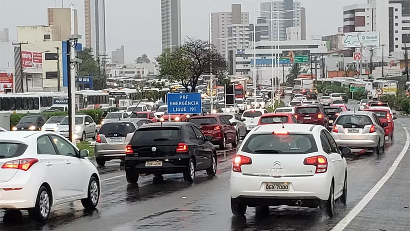 Imagem 1 - A taxa de Licenciamento do Rio Grande do Norte se encontra entre as cinco mais baixas dos Detrans de todo o país. O Licenciamento é uma das taxas de pagamento obrigatórias para que o proprietário possa ter acesso ao Certificado de Registro de Licenciamento de Veículo (CRLV) do ano vigente. É exigido que o condutor tenha sempre esse documento em mãos quando dirige veículo automotor e que deve ser apresentando nas blitzen de fiscalização veicular. O valor do tributo não sofreu reajuste e permanece o mesmo cobrado desde 2019, sendo R$ 90,00 independente do ano ou modelo do veículo. Imagem 1 - A taxa de Licenciamento do Rio Grande do Norte se encontra entre as cinco mais baixas dos Detrans de todo o país. O Licenciamento é uma das taxas de pagamento obrigatórias para que o proprietário possa ter acesso ao Certificado de Registro de Licenciamento de Veículo (CRLV) do ano vigente. É exigido que o condutor tenha sempre esse documento em mãos quando dirige veículo automotor e que deve ser apresentando nas blitzen de fiscalização veicular. O valor do tributo não sofreu reajuste e permanece o mesmo cobrado desde 2019, sendo R$ 90,00 independente do ano ou modelo do veículo.