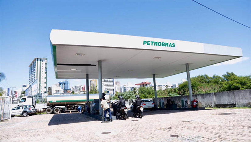 Imagem 1 - Governo do RN economizou mais de R$ 24 milhões em consumo de combustível. Dados são da Secretaria da Administração (Sead) e se referem aos últimos quatro anos da atual gestão do Executivo Estadual (2019-2022) comparados com o quadriênio da gestão anterior (2015-2018). Nos últimos quatro anos foram economizados 4.189.297 litros de combustíveis. Do total consumido, foram 48% com gasolina comum, 46% com óleo diesel S-10 e 6% com diesel S-500. Imagem 1 - Governo do RN economizou mais de R$ 24 milhões em consumo de combustível. Dados são da Secretaria da Administração (Sead) e se referem aos últimos quatro anos da atual gestão do Executivo Estadual (2019-2022) comparados com o quadriênio da gestão anterior (2015-2018). Nos últimos quatro anos foram economizados 4.189.297 litros de combustíveis. Do total consumido, foram 48% com gasolina comum, 46% com óleo diesel S-10 e 6% com diesel S-500.