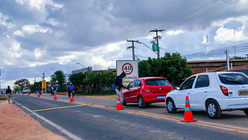 Imagem 1 -  Ações educativas para redução de acidentes no trânsito são reforçadas nas rodovias de Mossoró. As ações vêm acontecendo desde o início de dezembro, realizadas pelo departamento pedagógico da Secretaria Municipal de Segurança Pública, Defesa Civil, Mobilidade Urbana e Trânsito (SESDEM), em conjunto com a PRF. As mobilizações evidenciam a atenção e o cuidado na direção. Os agentes orientam os condutores sobre a importância do uso dos itens obrigatórios, como cinto de segurança. Além de alertá-los sobre a revisão dos outros equipamentos, como pneus, o nível da água do limpador de parabrisa e do radiador do veículo. 