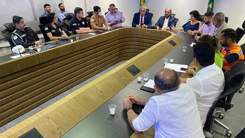 Imagem 1 -  Secretaria de Segurança começa o planejamento da Operação Verão 2022. A operação verão 2023 está marcada para iniciar dia 5 de janeiro, com duração até o término do Carnaval. A operacionalidade da ações contará com uma importante integração entre órgãos estaduais, municipais e federais. Por parte da Polícia Militar, a Operação Verão 2023 ocorrerá com atividades ordinárias e extraordinárias nos litorais norte e sul do RN. Pela Polícia Civil, além da ampliação dos postos fixos e móveis em todo o litoral potiguar, destaque para a implementação do trabalho do Departamento de Proteção a Grupos em Situação de Vulnerabilidade (DPGV), que irá atuar de forma educativa em áreas de grande trânsito entre turistas e visitantes.