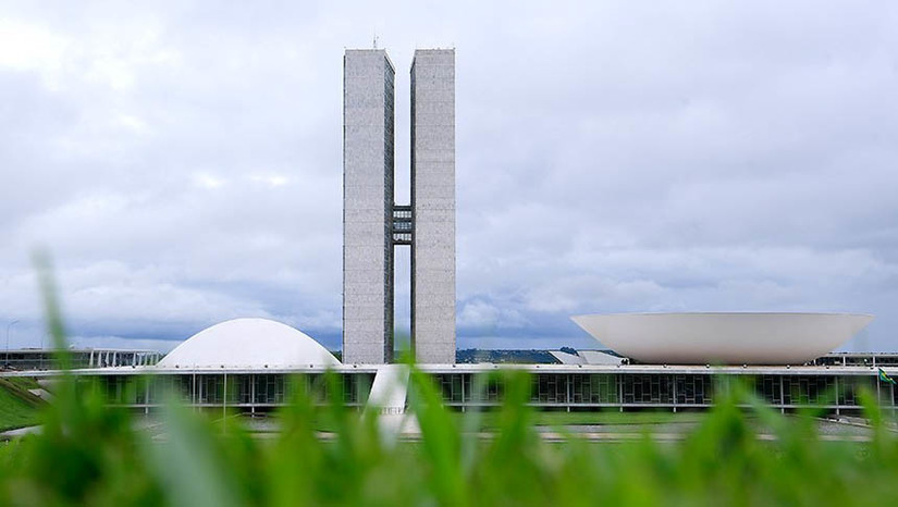 Imagem 1 - Com 14 emendas à Constituição promulgadas, Congresso bate recorde em 2022. O número de promulgações de 2022 é quase o dobro do ano recordista anterior — 2014, com oito emendas promulgadas. Além destes, em apenas cinco outros anos houve pelo menos seis promulgações, e dois deles também integram a legislatura atual (2019-2022). A única exceção é o ano de 2020, primeiro da pandemia de covid-19. Ao todo, a legislatura atual promulgou 29 emendas, ou 22,6% de todas as emendas constitucionais até hoje. Imagem 1 - Com 14 emendas à Constituição promulgadas, Congresso bate recorde em 2022. O número de promulgações de 2022 é quase o dobro do ano recordista anterior — 2014, com oito emendas promulgadas. Além destes, em apenas cinco outros anos houve pelo menos seis promulgações, e dois deles também integram a legislatura atual (2019-2022). A única exceção é o ano de 2020, primeiro da pandemia de covid-19. Ao todo, a legislatura atual promulgou 29 emendas, ou 22,6% de todas as emendas constitucionais até hoje.