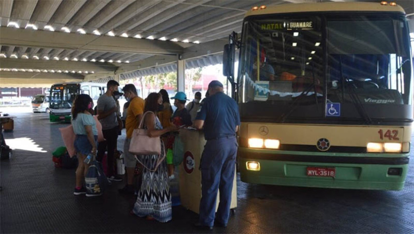 Imagem 1 - RN vai prorrogar por 90 dias a desoneração do ICMS sobre o diesel para empresas de transporte. O benefício encerraria no próximo dia 31, mas, a pedidos das empresas do setor, o governo decidiu ampliar o período de validade do incentivo fiscal. Pelo decreto em vigor, os sistemas metropolitano e intermunicipal rodoviário têm desoneração de 100% e 80% sobre o ICMS do óleo diesel, respectivamente. A medida visa reduzir o impacto de um eventual aumento de tarifa para o usuário dos sistemas de transporte. As entidades protocolaram uma solicitação de reajuste das tarifas junto ao DER-RN nesta quarta-feira. Imagem 1 - RN vai prorrogar por 90 dias a desoneração do ICMS sobre o diesel para empresas de transporte. O benefício encerraria no próximo dia 31, mas, a pedidos das empresas do setor, o governo decidiu ampliar o período de validade do incentivo fiscal. Pelo decreto em vigor, os sistemas metropolitano e intermunicipal rodoviário têm desoneração de 100% e 80% sobre o ICMS do óleo diesel, respectivamente. A medida visa reduzir o impacto de um eventual aumento de tarifa para o usuário dos sistemas de transporte. As entidades protocolaram uma solicitação de reajuste das tarifas junto ao DER-RN nesta quarta-feira.