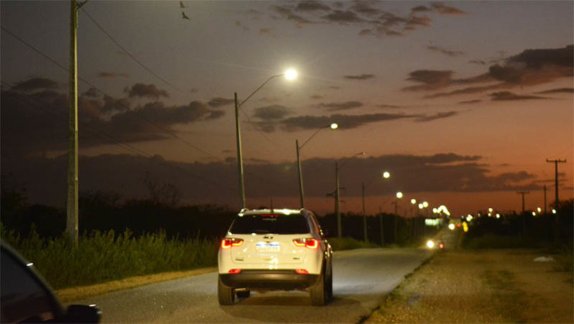 Imagem 1 -  Prefeitura ilumina trecho da RN-117; ação faz parte do programa “Mossoró Iluminada”. Ao todo, a Secretaria Municipal de Infraestrutura, Meio Ambiente, Urbanismo e Serviços Urbanos (SEINFRA) já instalou 27 postes e luminárias em uma extensão de um quilômetro na rodovia estadual, que liga Mossoró à cidade de Governador Dix-sept Rosado. O trecho já iluminado pelo Poder Executivo local contempla regiões como Itapetinga, Cidade Oeste, Cidade Verde e Tropical Ville. Desde o lançamento, em 2021, o programa já substituiu e instalou aproximadamente 16 mil lâmpadas de LED na zona urbana e também na zona rural.