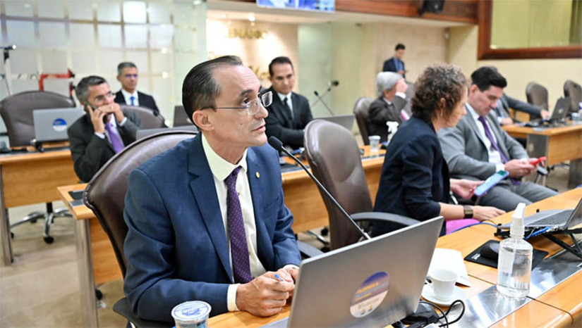Imagem 1 -  Souza se despede da Assembleia prestando contas do trabalho realizado pelo RN. Em retrospectiva, o deputado Manoel Cunha Neto, Souza, de Areia Branca, destaca em suas redes sociais, os principais atos como deputado estadual em benefício do povo do Rio Grande do Norte, em especial os moradores da Costa Branca. O principal destaque, escolhido pelo deputado Souza, em benefício da Costa Branca. Trata-se do projeto Ecosal, que regularizou a produção de sal artesanal em Grossos.