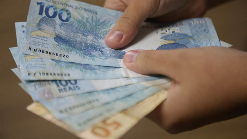 Imagem 1 -  Governo quita salário de dezembro e 13º para servidores que recebem até R$ 7 mil . Os valores amanheceram nas contas dos servidores nesta sexta-feira (30). Foram depositados os 70% restantes para funcionários da ativa, inativos e pensionistas que recebem acima de R$ 4 mil, além do salário integral para servidores lotados em pastas com recursos próprios. Junto ao salário de dezembro, o Governo do RN também pagou mais uma parcela do 13º salário para servidores que recebem até R$ 7 mil (valor bruto). A parcela do funcionalismo estadual que recebe acima dessa faixa salarial receberá o restante do “décimo” entre os dias 5 e 10 de janeiro de 2023.  