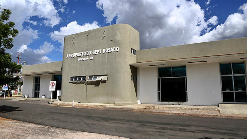 Imagem 1 - Aeroporto de Mossoró se junta à lista de mais 9 aeroportos administrados pela Infraero. “Não é apenas um contrato de gestão, mas um projeto que tem como foco promover o desenvolvimento econômico e social de Mossoró e da região”, disse a governadora Fátima Bezerra ao assinar o contrato com a empresa pública. Neste modelo de parceria também já são geridos os seguintes aeroportos: Guarujá, em São Paulo, Juiz de Fora, Ipatinga, Poços de Caldas e Divinópolis, em Minas Gerais, Santo Angelo e Passo Fundo, no Rio Grande do Sul, Sorriso, no Mato Grosso e Paulo Afonso, na Bahia. Imagem 1 - Aeroporto de Mossoró se junta à lista de mais 9 aeroportos administrados pela Infraero. “Não é apenas um contrato de gestão, mas um projeto que tem como foco promover o desenvolvimento econômico e social de Mossoró e da região”, disse a governadora Fátima Bezerra ao assinar o contrato com a empresa pública. Neste modelo de parceria também já são geridos os seguintes aeroportos: Guarujá, em São Paulo, Juiz de Fora, Ipatinga, Poços de Caldas e Divinópolis, em Minas Gerais, Santo Angelo e Passo Fundo, no Rio Grande do Sul, Sorriso, no Mato Grosso e Paulo Afonso, na Bahia.