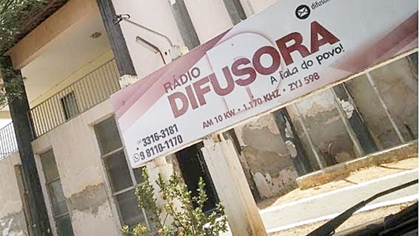 Imagem 1 - Rádio Difusora de Mossoró será única emissora do RN a cobrir a posse de Lula direto de Brasília. A Difusora será a única emissora do Rio Grande do Norte a transmitir a posse direto da capital federal e durante todo o dia com uma programação especial com o noticiário policial local, com o repórter Pádua Júnior, comentaristas e repórteres políticos que comentarão o momento histórico. O Portal Mossoró Hoje também fará parte da cobertura nos estúdios da Rádio Difusora com a participação do Jornalista Cezar Alves. A programação será transmita pela rádio e pelo canal do Youtube da Difusora a partir das 15h ao vivo com flashes e entrevistas diretamente do Congresso Nacional e do Palácio do Planalto, onde estará acontecendo a solenidade de posse. Imagem 1 - Rádio Difusora de Mossoró será única emissora do RN a cobrir a posse de Lula direto de Brasília. A Difusora será a única emissora do Rio Grande do Norte a transmitir a posse direto da capital federal e durante todo o dia com uma programação especial com o noticiário policial local, com o repórter Pádua Júnior, comentaristas e repórteres políticos que comentarão o momento histórico. O Portal Mossoró Hoje também fará parte da cobertura nos estúdios da Rádio Difusora com a participação do Jornalista Cezar Alves. A programação será transmita pela rádio e pelo canal do Youtube da Difusora a partir das 15h ao vivo com flashes e entrevistas diretamente do Congresso Nacional e do Palácio do Planalto, onde estará acontecendo a solenidade de posse.
