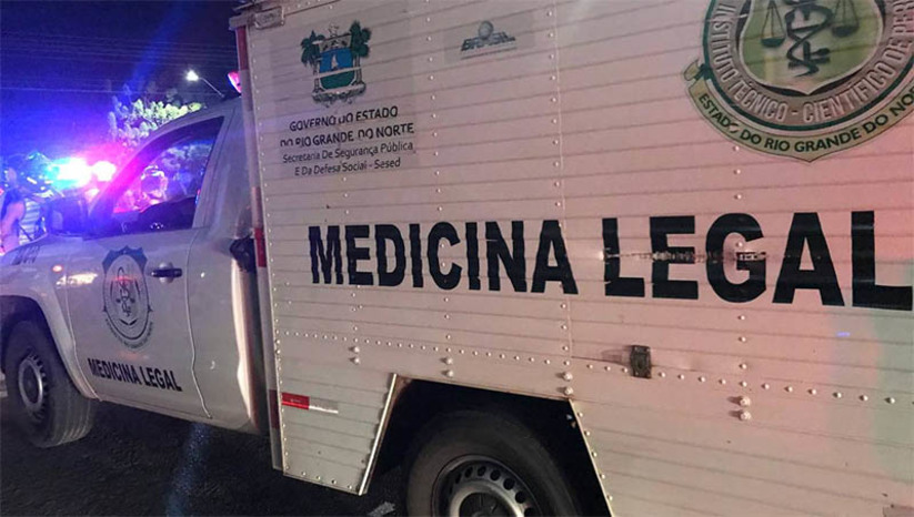 Imagem 1 - Reciclador é morto na calçada de casa na cidade de Pendências. A vítima estava conversando com familiares e vizinhos quando os assassinos chegaram rapidamente o mataram e depois fugiram num veículo. O caso deve ser investigado pela Polícia Civil de Macau, que foi acionada ao local juntamente com o ITEP pelo subtenente Simplício, lotado no município. Imagem 1 - Reciclador é morto na calçada de casa na cidade de Pendências. A vítima estava conversando com familiares e vizinhos quando os assassinos chegaram rapidamente o mataram e depois fugiram num veículo. O caso deve ser investigado pela Polícia Civil de Macau, que foi acionada ao local juntamente com o ITEP pelo subtenente Simplício, lotado no município.