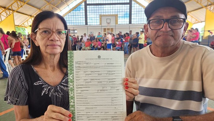 Imagem 1 - Incra entrega novos Títulos de Domínio de Terras a mais 222 famílias da Maisa. A entrega dos documentos ocorreu nesta quinta-feira (29), no ginásio da Escola Municipal Professor Maurício de Oliveira, localizado na agrovila Paulo Freire. Desde outubro de 2022, servidores e colaboradores do Incra/RN vêm desenvolvendo mutirões para atender as demandas da comunidade, até chegar à titulação. Ao todo, já foram emitidos 550 títulos definitivos aos agricultores e agricultoras da região. Imagem 1 - Incra entrega novos Títulos de Domínio de Terras a mais 222 famílias da Maisa. A entrega dos documentos ocorreu nesta quinta-feira (29), no ginásio da Escola Municipal Professor Maurício de Oliveira, localizado na agrovila Paulo Freire. Desde outubro de 2022, servidores e colaboradores do Incra/RN vêm desenvolvendo mutirões para atender as demandas da comunidade, até chegar à titulação. Ao todo, já foram emitidos 550 títulos definitivos aos agricultores e agricultoras da região.