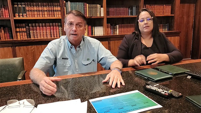 Imagem 1 - Jornal O Globo informa que Bolsonaro saiu pela porta lateral do Palácio da Alvorada para não ser visto e foi embora para o EUA ignorando o rito democrático da transmissão do cargo ao sucesso. A Folha de São Paulo informa que Bolsonaro teve seu golpismo contido pelas instituições e pela sociedade e enfatiza que os danos que causou não foram pequenos. O Estadão lembra que Bolsonaro é o primeiro da redemocratização a não se reeleger e o primeiro a não passar a faixa. Confira Live na íntegra e também os 3 principais jornais do Brasil Imagem 1 - Jornal O Globo informa que Bolsonaro saiu pela porta lateral do Palácio da Alvorada para não ser visto e foi embora para o EUA ignorando o rito democrático da transmissão do cargo ao sucesso. A Folha de São Paulo informa que Bolsonaro teve seu golpismo contido pelas instituições e pela sociedade e enfatiza que os danos que causou não foram pequenos. O Estadão lembra que Bolsonaro é o primeiro da redemocratização a não se reeleger e o primeiro a não passar a faixa. Confira Live na íntegra e também os 3 principais jornais do Brasil