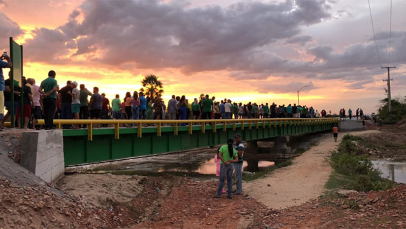 Imagem 1 -  Obra orçada em R$ 1,5 milhão, foi erguida com recursos de emendas dos deputados Walter Alves e Rafael Mota e também com recursos próprios. Foi construída em aço e instalada em cima de uma estrutura de concreto fixado no local, permitindo, principalmente o acesso as regiões entre os municípios de Apodi, Caraúbas e Felipe Guerra