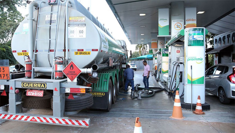 Imagem 1 -  A informação foi dada pelo futuro presidente da Petrobras senador Jean Paul Prates (PT-RN).  "A gente ganha tempo para tomar posse na Petrobras, olhar o contexto do setor de petróleo, o próprio preço do barril no mercado internacional. A tendência é ele distender, em função do término do inverno no Hemisfério Norte. A sazonalidade que todos já conhecem", disse o senador Jean Paul Prates.