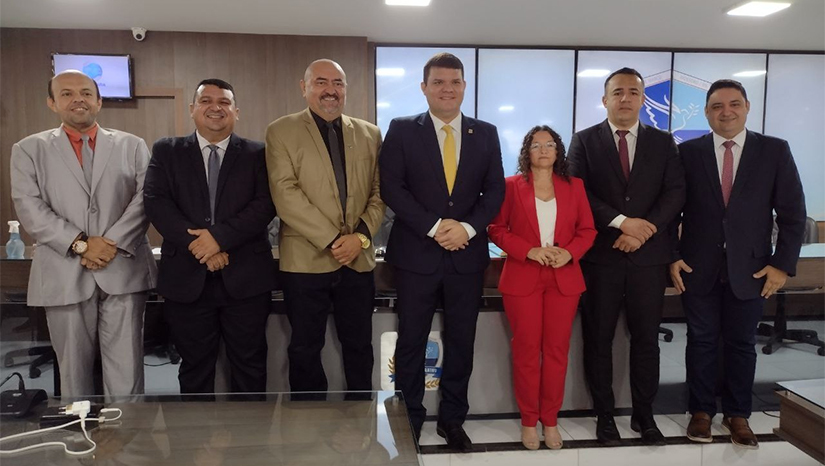 Imagem 1 - Eleita de forma antecipada em 6 de julho de 2021, a nova Mesa Diretora da Câmara de Mossoró é composta, além de Lawrence, pelo vereador Marckuty da Maisa (Solidariedade-1º secretário); vereadora Marleide Cunha (PT-2º secretária); vereador Raério Araújo (PSD-1º vice-presidente); vereador Gideon Ismaias (Cidadania-2º vice-presidente); vereador Paulo Igo (Solidariedade-3º secretário) e vereador Lamarque Oliveira (PSC-4º secretário). Imagem 1 - Eleita de forma antecipada em 6 de julho de 2021, a nova Mesa Diretora da Câmara de Mossoró é composta, além de Lawrence, pelo vereador Marckuty da Maisa (Solidariedade-1º secretário); vereadora Marleide Cunha (PT-2º secretária); vereador Raério Araújo (PSD-1º vice-presidente); vereador Gideon Ismaias (Cidadania-2º vice-presidente); vereador Paulo Igo (Solidariedade-3º secretário) e vereador Lamarque Oliveira (PSC-4º secretário).