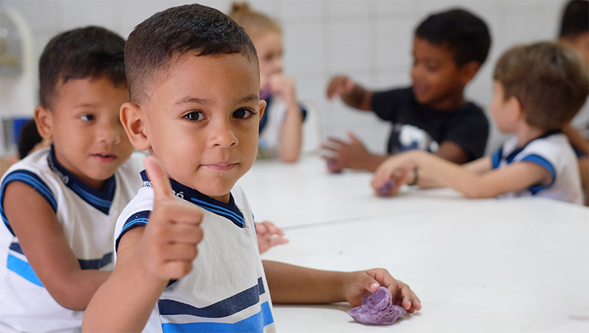 Imagem 1 - Nesta fase, que segue até as 23h59 da sexta-feira (6), as próprias escolas e Unidades de Educação Infantil (UEIs) realizam a renovação dos alunos que já fazem parte da Rede Municipal de Ensino. A renovação na unidade acontece também por meio da plataforma “Mossoró Digital”. A etapa seguinte do calendário é a matrícula de novos alunos, solicitação que será realizada de forma on-line no período de 17 a 26 de janeiro em duas etapas: matrícula de novos alunos com comprovada vulnerabilidade econômica (de 17 a 20 de janeiro) e matrícula de novos alunos sem comprovada vulnerabilidade econômica (de 24 a 26 de janeiro). Imagem 1 - Nesta fase, que segue até as 23h59 da sexta-feira (6), as próprias escolas e Unidades de Educação Infantil (UEIs) realizam a renovação dos alunos que já fazem parte da Rede Municipal de Ensino. A renovação na unidade acontece também por meio da plataforma “Mossoró Digital”. A etapa seguinte do calendário é a matrícula de novos alunos, solicitação que será realizada de forma on-line no período de 17 a 26 de janeiro em duas etapas: matrícula de novos alunos com comprovada vulnerabilidade econômica (de 17 a 20 de janeiro) e matrícula de novos alunos sem comprovada vulnerabilidade econômica (de 24 a 26 de janeiro).