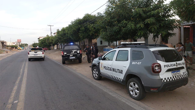 Imagem 1 - O suspeito teria usado um objeto contundente para matar um morador de rua na madrugada de hoje, 02, em Pau dos Ferros. Imagens captadas por meio de câmeras de vigilância mostram o suspeito em plena ação. A vítima ainda não foi identificada no ITEP, por falta de documentos. Após diligências, o suspeito Josivan Peixoto foi localizado e preso em sua residência. Imagem 1 - O suspeito teria usado um objeto contundente para matar um morador de rua na madrugada de hoje, 02, em Pau dos Ferros. Imagens captadas por meio de câmeras de vigilância mostram o suspeito em plena ação. A vítima ainda não foi identificada no ITEP, por falta de documentos. Após diligências, o suspeito Josivan Peixoto foi localizado e preso em sua residência.