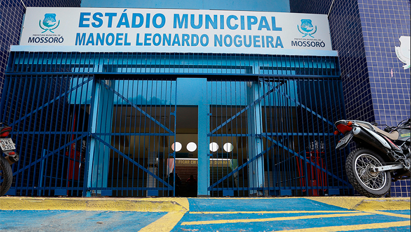 Imagem 1 - A vistoria e consequente renovação do laudo que garante o equipamento aberto por mais um ano, no que compete à Polícia Militar, é fruto do trabalho da Secretaria Municipal de Esporte e Juventude (SEMEJ), órgão ligado à Prefeitura de Mossoró. Com a aprovação da PM, o Nogueirão está liberado para uso nas diversas atividades que o equipamento sediar em 2023. O estádio só voltará a ser vistoriado em março pelo Corpo de Bombeiros, Vigilância Sanitária e Conselho Regional de Engenharia (CREA), quando acaba a validade dos laudos atuais desses órgãos. Imagem 1 - A vistoria e consequente renovação do laudo que garante o equipamento aberto por mais um ano, no que compete à Polícia Militar, é fruto do trabalho da Secretaria Municipal de Esporte e Juventude (SEMEJ), órgão ligado à Prefeitura de Mossoró. Com a aprovação da PM, o Nogueirão está liberado para uso nas diversas atividades que o equipamento sediar em 2023. O estádio só voltará a ser vistoriado em março pelo Corpo de Bombeiros, Vigilância Sanitária e Conselho Regional de Engenharia (CREA), quando acaba a validade dos laudos atuais desses órgãos.