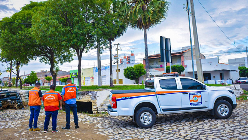 Imagem 1 - Mossoró registrou chuvas isoladas na segunda-feira (2) e terça-feira (3). Em acompanhamento preventivo, a Defesa Civil observou lixo jogado de forma irregular sendo levado pela correnteza em direção a córregos e galerias. Mesmo com reforço da limpeza urbana, intensificada pela Prefeitura de Mossoró, a Defesa Civil evidencia o descarte correto como medida fundamental para evitar a obstrução da rede de drenagem. Imagem 1 - Mossoró registrou chuvas isoladas na segunda-feira (2) e terça-feira (3). Em acompanhamento preventivo, a Defesa Civil observou lixo jogado de forma irregular sendo levado pela correnteza em direção a córregos e galerias. Mesmo com reforço da limpeza urbana, intensificada pela Prefeitura de Mossoró, a Defesa Civil evidencia o descarte correto como medida fundamental para evitar a obstrução da rede de drenagem.