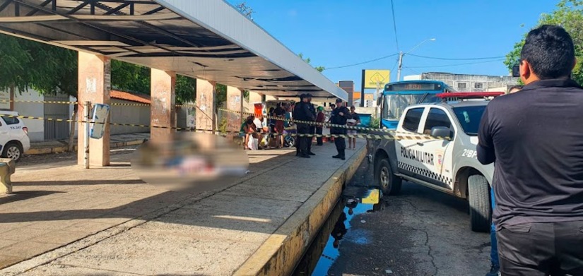 Imagem 1 -  Parada de ônibus foi isolada pela PM até a remoção do corpo pelo ITEP. 