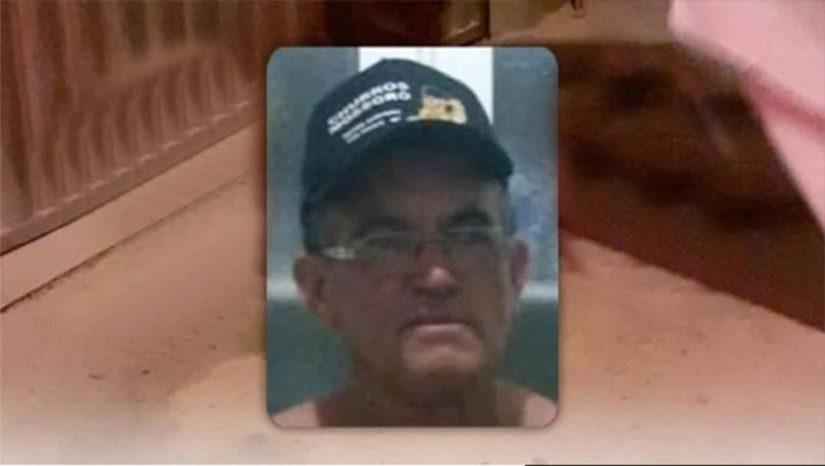 Imagem 1 - A vítima é Valdécio Rafael de Oliveira, que não resistiu após ser alvejado. Segundo informações repassadas à Polícia Civil, dois indivíduos em uma moto pararam em frente à vítima, desferiram diversos disparos de arma de fogo. A polícia supõe que os criminosos usaram armas de calibre 12 e ponto 38. Após atirarem em Valdécio, a dupla evadiu-se do local. O filo de Valdécio, Wagner, também foi assassinado nas mesmas circunstâncias. Imagem 1 - A vítima é Valdécio Rafael de Oliveira, que não resistiu após ser alvejado. Segundo informações repassadas à Polícia Civil, dois indivíduos em uma moto pararam em frente à vítima, desferiram diversos disparos de arma de fogo. A polícia supõe que os criminosos usaram armas de calibre 12 e ponto 38. Após atirarem em Valdécio, a dupla evadiu-se do local. O filo de Valdécio, Wagner, também foi assassinado nas mesmas circunstâncias.