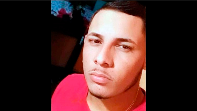 Imagem 1 - O cearense Albeci Freire de Mendonça Neto, de 24 anos, segundo relatou a Polícia Militar, tentou escapar de uma abordagem da Polícia Militar, portando uma arma de fogo na mão. Na tentativa de fuga o suspeito acabou sendo baleado. A ocorrência foi registrada no início da noite da quinta-feira, (5). Imagem 1 - O cearense Albeci Freire de Mendonça Neto, de 24 anos, segundo relatou a Polícia Militar, tentou escapar de uma abordagem da Polícia Militar, portando uma arma de fogo na mão. Na tentativa de fuga o suspeito acabou sendo baleado. A ocorrência foi registrada no início da noite da quinta-feira, (5).