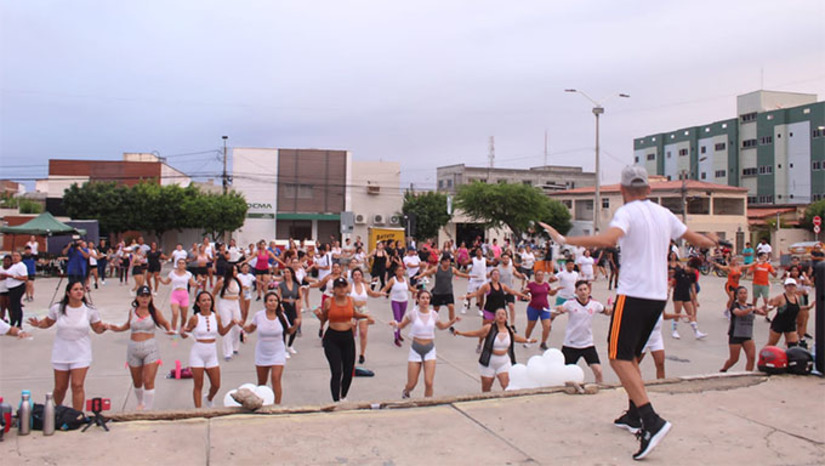 Imagem 1 - O lançamento da campanha aconteceu na Praça dos Patins. A campanha "Janeiro Branco" visa conscientizar e sensibilizar a população quanto aos cuidados com a saúde mental. Nesta edição, a mobilização tem como tema "2023 - O Ano do Equilíbrio". “Janeiro Branco é branco para que possamos ter ideia de espaço de autoconhecimento, autocuidado e saúde mental. Vamos falar sobre saúde e o que fazer para não adoecer. Neste domingo, aproveitamos a volta do projeto 'Viva Rio Branco', onde se juntam muitas pessoas, para mostrar o 'Janeiro Branco' às pessoas, pois nós queremos que esse seja o ano do equilíbrio”, destacou Morgana Dantas, secretária municipal de Saúde. Imagem 1 - O lançamento da campanha aconteceu na Praça dos Patins. A campanha "Janeiro Branco" visa conscientizar e sensibilizar a população quanto aos cuidados com a saúde mental. Nesta edição, a mobilização tem como tema "2023 - O Ano do Equilíbrio". “Janeiro Branco é branco para que possamos ter ideia de espaço de autoconhecimento, autocuidado e saúde mental. Vamos falar sobre saúde e o que fazer para não adoecer. Neste domingo, aproveitamos a volta do projeto 'Viva Rio Branco', onde se juntam muitas pessoas, para mostrar o 'Janeiro Branco' às pessoas, pois nós queremos que esse seja o ano do equilíbrio”, destacou Morgana Dantas, secretária municipal de Saúde.