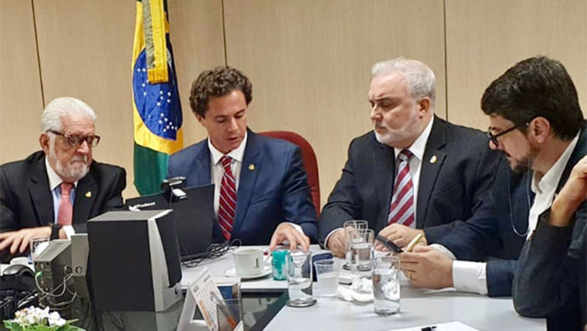 Imagem 1 -  Os ataques tinham como objetivo causar desabastecimento no Brasil, mas segundo o futuro presidente da Petrobras, Jean Paul Prates, as equipes de segurança e inteligência estavam atentos para detectar, prevenir e desmobilizar antecipadamente quaisquer ameaças à integridade das instalações e dos trabalhadores da companhia. "Havia, como amplamente noticiado, convocações para bloquear acessos nesta madrugada e provocar desabastecimento. Foram todas evitadas com reforço na vigilância, na inteligência e apoio das forças policiais dos respectivos estados”, assegurou Jean Paul Prates, que deve tomar posse como presidente da Petrobras nos próximos dias.