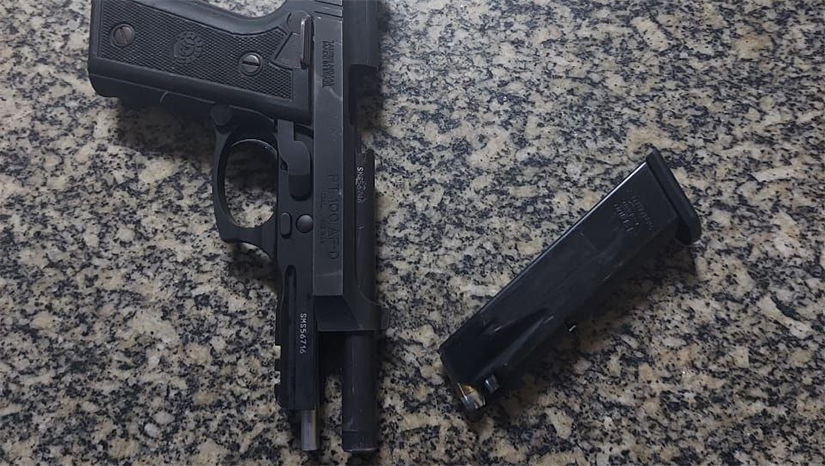 Imagem 1 - Pistola apreendida! O policial penal estava de folga, no Alto de São Manoel, onde supostamente, efetuou disparos em via pública. Imagem 1 - Pistola apreendida! O policial penal estava de folga, no Alto de São Manoel, onde supostamente, efetuou disparos em via pública.