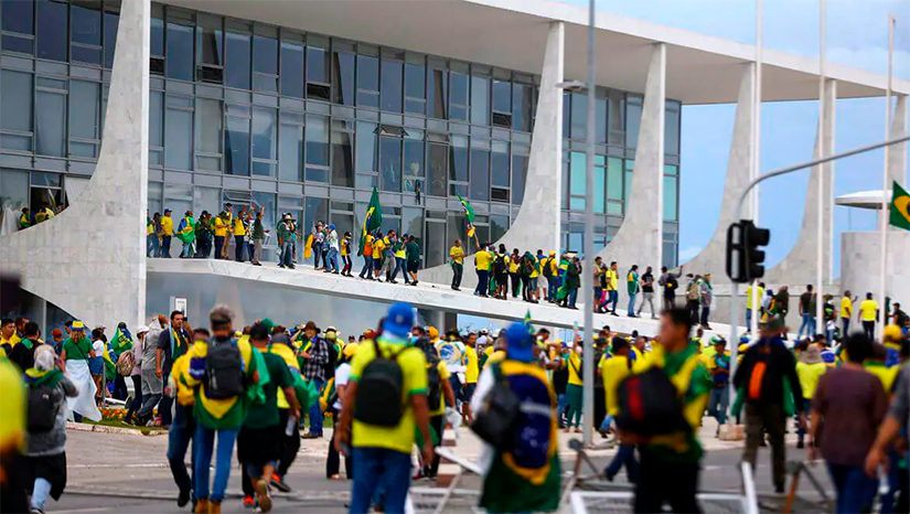 Imagem 1 -  Datafolha ouviu 1.214 pessoas com mais de 16 anos de todo o Brasil por telefone; a margem de erro é de três pontos percentuais. De acordo com o levantamento, 93% condenam os atos, 3% são favoráveis, 2% são indiferentes e 1% não soube responder. O total não dá exatamente 100% porque há arredondamentos. A pesquisa indicou ainda que 63% dos brasileiros acreditam que as forças de segurança do Distrito Federal fizeram menos do que podiam para conter a destruição das sedes dos Três Poderes.