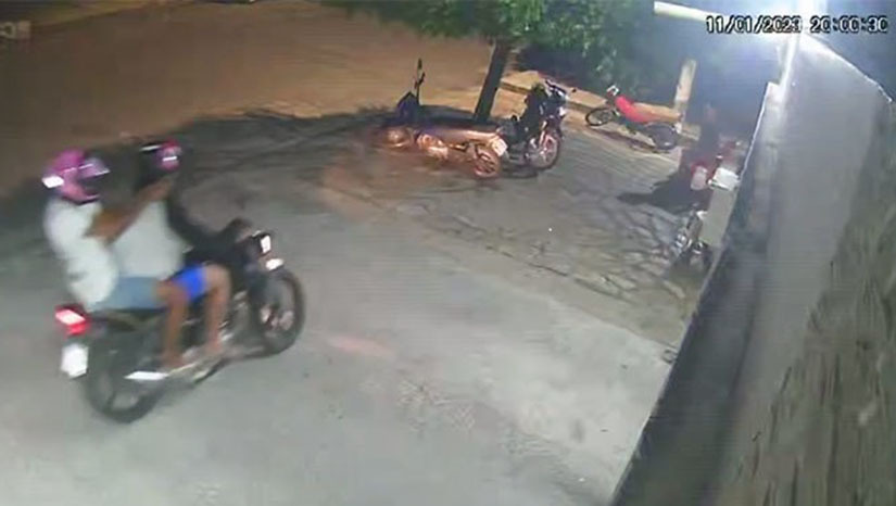 Imagem 1 - Imagens de câmeras de segurança da rua podem ajudar a identificar os suspeitos de ter atirado nas pessoas entre as quais um agente de segurança pública que troco tiros com os criminosos segundo o BO. Imagem 1 - Imagens de câmeras de segurança da rua podem ajudar a identificar os suspeitos de ter atirado nas pessoas entre as quais um agente de segurança pública que troco tiros com os criminosos segundo o BO.