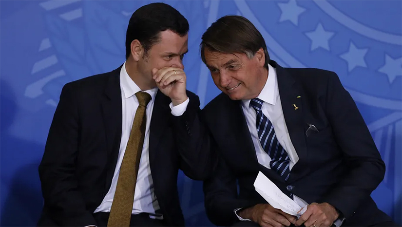 Imagem 1 -  A medida pode ser considerada inconstitucional. A informação foi divulgada inicialmente pela Folha de S.Paulo  A PF esteve na casa de Anderson Torres na terça-feira (10) para cumprir o mandado de prisão expedido pelo ministro Alexandre de Moraes, do Supremo Tribunal Federal, mas o ex-secretário de Segurança Pública não estava.  Os agentes deixaram o local com malotes recolhidos na casa. A minuta do decreto estava entre o material apreendido.