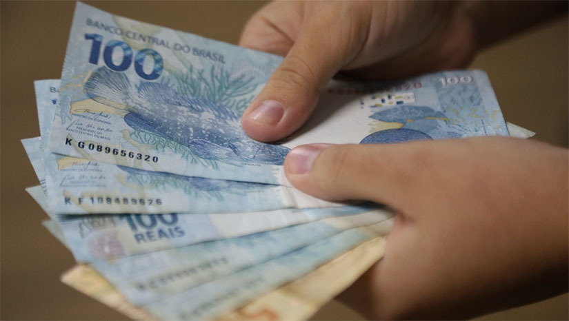 Imagem 1 - Amanheceu na conta o salário integral para quem recebe até R$ 4 mil e para toda a categoria da Segurança Pública, independentemente da faixa salarial, além de 30% para quem recebe acima de R$ 4 mil. Imagem 1 - Amanheceu na conta o salário integral para quem recebe até R$ 4 mil e para toda a categoria da Segurança Pública, independentemente da faixa salarial, além de 30% para quem recebe acima de R$ 4 mil.