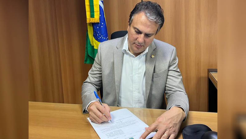 Imagem 1 - Ministro da Educação anuncia reajuste de quase 15% no piso salarial dos professores para 2023. De acordo com Camilo Santana, a portaria que estabelece o novo Piso do Magistério já foi assinada. O salário base dos professores passará dos atuais R$ 3.845,63, para R$ 4.420,55. O Ministério da Educação informou que o documento que estabelece o reajuste será publicado ainda nesta semana no Diário Oficial da União. A lei do piso salarial dos professores, sancionada em 2008, estabelece que o reajuste deve ser feito anualmente, no mês de janeiro. Imagem 1 - Ministro da Educação anuncia reajuste de quase 15% no piso salarial dos professores para 2023. De acordo com Camilo Santana, a portaria que estabelece o novo Piso do Magistério já foi assinada. O salário base dos professores passará dos atuais R$ 3.845,63, para R$ 4.420,55. O Ministério da Educação informou que o documento que estabelece o reajuste será publicado ainda nesta semana no Diário Oficial da União. A lei do piso salarial dos professores, sancionada em 2008, estabelece que o reajuste deve ser feito anualmente, no mês de janeiro.
