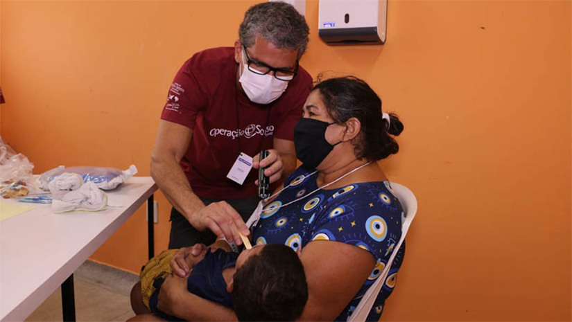 Imagem 1 -  Lista de pacientes aptos a realização de cirurgia na "Operação Sorriso” será divulgada às 15h. A triagem da edição 2023 do projeto foi realizada nesta segunda-feira (16). De acordo com a secretária de Saúde de Mossoró, Morgana Danta, mais de 150 pessoas, entre crianças, adolescentes e adultos nascidos com fissura labiopalatal e labiopalatina, foram avaliadas. A lista com os nomes dos pacientes que estão aptos a realizar o procedimento cirúrgico será divulgada às 15h desta terça-feira (17), no Albergue Mossoró (Albém). As cirurgias serão realizadas no Hospital Wilson Rosado, entre os dias 18 e 21 deste mês. 