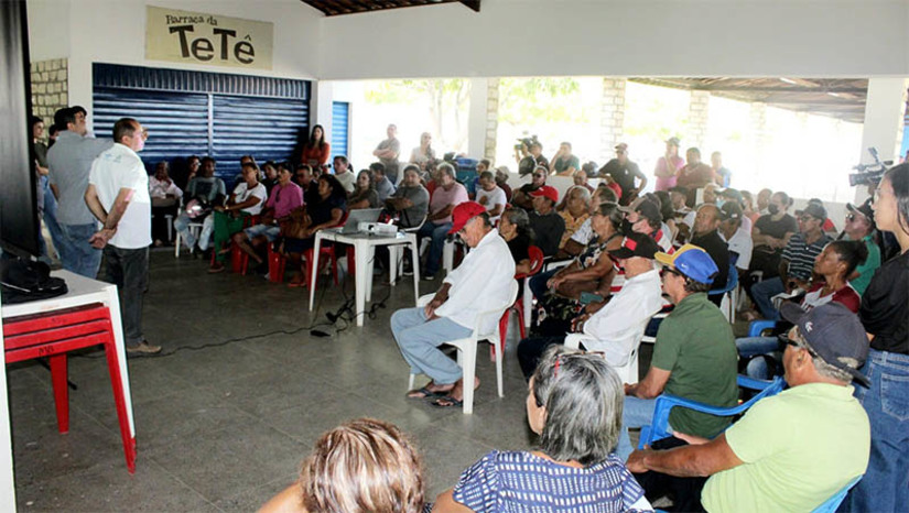 Imagem 1 -  PMM reúne agricultores para detalhar informações do Programa Semear 2023. O objetivo do encontro, realizado no espaço da Feira do Bode, no Parque Armando Buá, foi repassar as regras do corte de terra. A Secretaria de Agricultura de Mossoró iniciou os trabalhos do Programa Semear 2023 ainda no ano passado. Em dezembro de 2022, as equipes da Seadru visitaram agricultores em diversas comunidades da zona rural. Neste ano, cerca de 5.000 agricultores, de 118 comunidades rurais, devem ser beneficiados com as ações do Programa Semear.