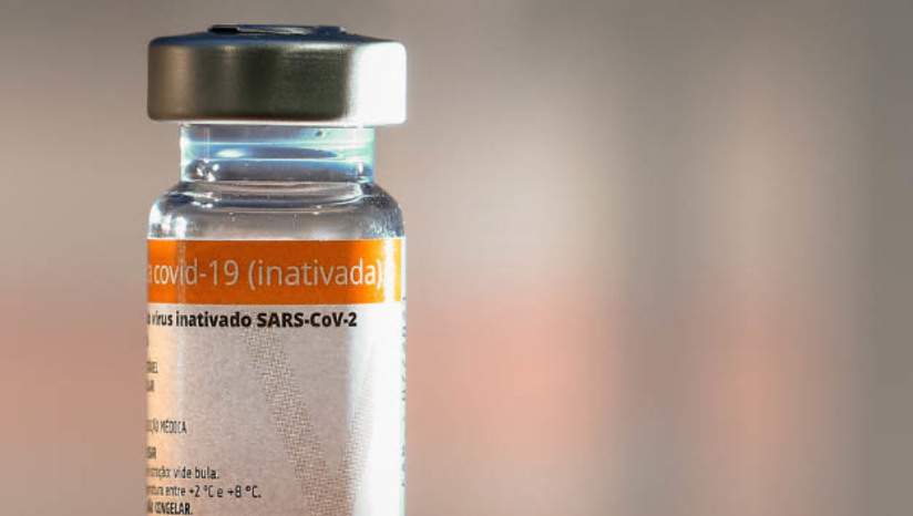 Imagem 1 - RN aguarda a chegada de 8,9 mil doses da Coronavac para vacinação de crianças. Os imunizantes começaram a ser distribuídos pelo Ministério da Saúde nesta segunda-feira (16). Ao todo, 740,2 mil doses da Coronavac, para vacinação de crianças de 3 a 11 anos, estão sendo destinadas aos 26 estados e ao Distrito Federal. O MS reforça que é fundamental imunizar as crianças para evitar casos graves e mortes por causa da doença nesse público. O esquema vacinal recomendado pela pasta inclui ainda a dose de reforço para crianças entre 5 e 11 anos. Neste caso, a orientação é que seja aplicada a vacina da Pfizer, quatro meses depois da segunda dose. Imagem 1 - RN aguarda a chegada de 8,9 mil doses da Coronavac para vacinação de crianças. Os imunizantes começaram a ser distribuídos pelo Ministério da Saúde nesta segunda-feira (16). Ao todo, 740,2 mil doses da Coronavac, para vacinação de crianças de 3 a 11 anos, estão sendo destinadas aos 26 estados e ao Distrito Federal. O MS reforça que é fundamental imunizar as crianças para evitar casos graves e mortes por causa da doença nesse público. O esquema vacinal recomendado pela pasta inclui ainda a dose de reforço para crianças entre 5 e 11 anos. Neste caso, a orientação é que seja aplicada a vacina da Pfizer, quatro meses depois da segunda dose.