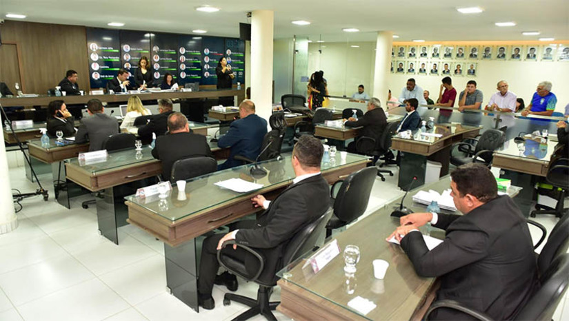 Imagem 1 - Ano legislativo 2023 na Câmara será inaugurado dia 7 de fevereiro, com leitura da mensagem anual da PMM. Na mensagem, que será lida pelo prefeito Allyson Bezerra, o Executivo normalmente faz balanço administrativo e apresenta metas da gestão. A sessão inaugural, dia 7, será exclusiva à apresentação da mensagem da Prefeitura. No dia seguinte (08), haverá sessão ordinária, com debates e votação de matérias. Imagem 1 - Ano legislativo 2023 na Câmara será inaugurado dia 7 de fevereiro, com leitura da mensagem anual da PMM. Na mensagem, que será lida pelo prefeito Allyson Bezerra, o Executivo normalmente faz balanço administrativo e apresenta metas da gestão. A sessão inaugural, dia 7, será exclusiva à apresentação da mensagem da Prefeitura. No dia seguinte (08), haverá sessão ordinária, com debates e votação de matérias.