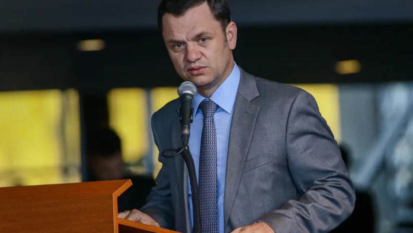Imagem 1 - Anderson Torres deve prestar depoimento à Polícia Federal nesta quarta,18. Anderson é ex-secretário da Segurança Pública do Distrito Federal e ex-ministro da Justiça do governo Bolsonaro. Recaem sobre ele suspeitas de ser conivente e omisso diante dos atos criminosos promovidos por apoiadores do ex-presidente no dia 8 de janeiro, ocasião em que os criminosos depredaram as sedes dos Três Poderes em Brasília. Torres foi exonerado do cargo de secretário de Segurança Pública do DF no dia seguinte aos ataques e está preso preventivamente desde o último sábado (14). Imagem 1 - Anderson Torres deve prestar depoimento à Polícia Federal nesta quarta,18. Anderson é ex-secretário da Segurança Pública do Distrito Federal e ex-ministro da Justiça do governo Bolsonaro. Recaem sobre ele suspeitas de ser conivente e omisso diante dos atos criminosos promovidos por apoiadores do ex-presidente no dia 8 de janeiro, ocasião em que os criminosos depredaram as sedes dos Três Poderes em Brasília. Torres foi exonerado do cargo de secretário de Segurança Pública do DF no dia seguinte aos ataques e está preso preventivamente desde o último sábado (14).