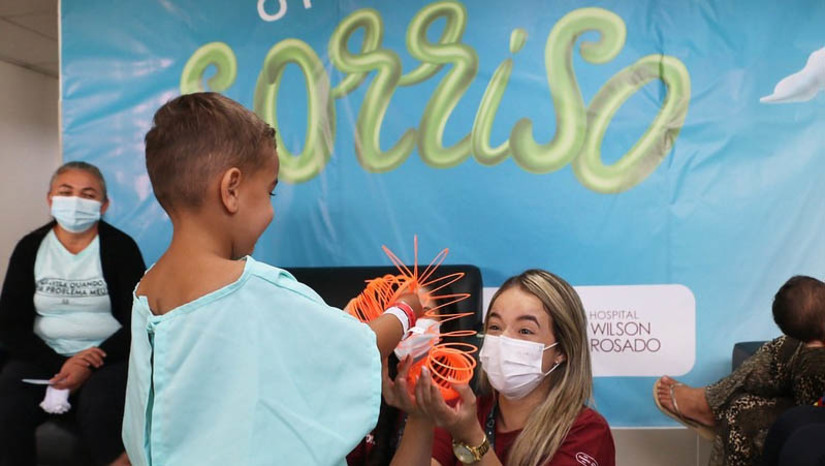 Imagem 1 -  Cirurgias da Operação Sorriso são iniciadas e seguem até o sábado, 21. Cerca de 50 procedimentos cirúrgicos serão realizados durante a edição 2023 do projeto, contemplando pacientes de várias cidades do Rio Grande do Norte e estados vizinhos. Os procedimentos cirúrgicos estão sendo realizados no Hospital Wilson Rosado. “Estou muito feliz de realizar o sonho do meu filho fazendo a cirurgia na idade certa. Valeu muito a pena vir a Mossoró. Estão todos de parabéns, os voluntários, médicos, equipe de saúde. Eu fui muito bem atendida aqui”, contou Maria Fabiana, mãe do paciente Antony Miguel, que veio da cidade de Juazeiro do Norte (CE) para participar da Operação.