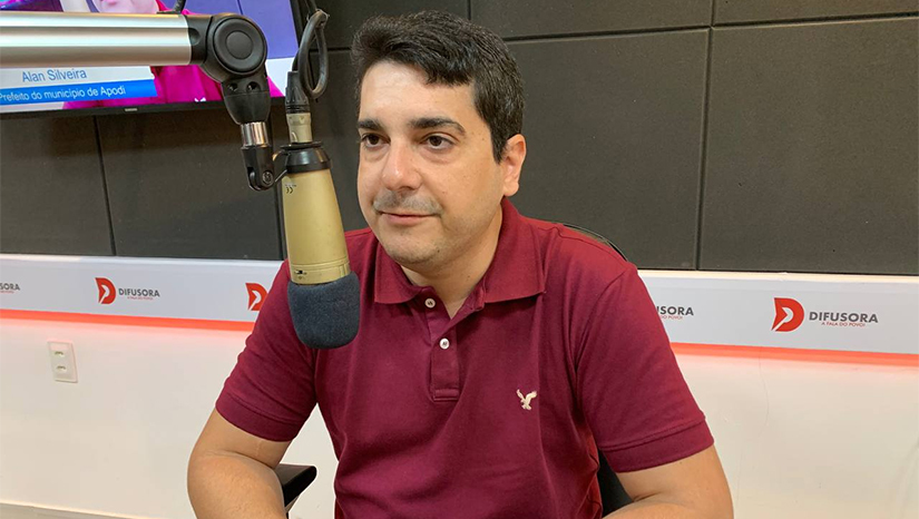 Imagem 1 -  Em entrevista ao jornal Mossoró Hoje nas Ondas do Rádio desta quarta-feira (18), o prefeito de Apodi, Allan Silveira falou sobre o planejamento nas áreas de saúde, assistência social e segurança que estão sendo preparadas a festa de Momo no município. O carnaval de Apodi também vai surpreender pela estrutura e pelo tamanho das atrações. Serão 63 camarotes, palco, iluminação e banheiros a disposição da população além de atrações de renome nacional como a dupla Matheus e Kauan Tony Garrido, Rafa e Pipo, É o Tchan, Matheus Fernandes e Dilsinho, também arações regionais e locais como Banda Grafith, Solange Almeida, Japaozin, Dodó Pressão, Dan Ventura, Aline Reis, Banda inala e Renata Falcão.