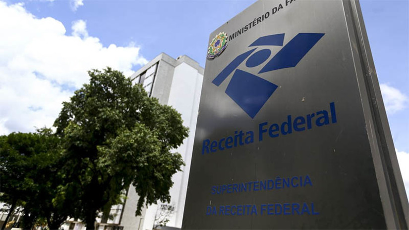 Imagem 1 - Inscrições no concurso da Receita Federal podem ser realizadas até esta quinta, 19. Ao todo, estão sendo ofertadas 699 vagas da Carreira Tributária e Aduaneira da Receita Federal do Brasil, sendo 230 vagas de auditor-fiscal da Receita Federal do Brasil (AFRFB) e 469 vagas de analista-tributário da Receita Federal do Brasil (ATRFB). Ambos cargos exigem formação em nível superior e os salários são de R$ 21.029,09 e R$ 11.684,39, respectivamente. Os interessados em concorrer a uma vaga devem se inscrever por meio da FGV Conhecimento, banca responsável pelo certame. O valor da taxa de inscrição será de R$ 210 para o cargo de Auditor-Fiscal e R$ 115 para o cargo de Analista-Tributário. Imagem 1 - Inscrições no concurso da Receita Federal podem ser realizadas até esta quinta, 19. Ao todo, estão sendo ofertadas 699 vagas da Carreira Tributária e Aduaneira da Receita Federal do Brasil, sendo 230 vagas de auditor-fiscal da Receita Federal do Brasil (AFRFB) e 469 vagas de analista-tributário da Receita Federal do Brasil (ATRFB). Ambos cargos exigem formação em nível superior e os salários são de R$ 21.029,09 e R$ 11.684,39, respectivamente. Os interessados em concorrer a uma vaga devem se inscrever por meio da FGV Conhecimento, banca responsável pelo certame. O valor da taxa de inscrição será de R$ 210 para o cargo de Auditor-Fiscal e R$ 115 para o cargo de Analista-Tributário.