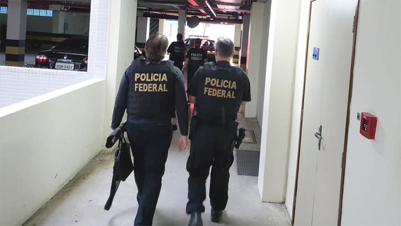 Imagem 1 - PF deflagra operação para apurar desvio de recursos públicos federais oriundos do Ministério da Saúde, no RN. A Operação apura a possível prática de diversos tipos de delitos, como fraude à licitação, falsidade ideológica, peculato e lavagem de dinheiro, envolvendo um verba de aproximadamente R$ 165 milhões que foram destinado a UFRN, no ano de 2017, para ser empregado na prevenção e combate à doença sífilis no Brasil, e a contratação da FUNPEC, mediante dispensa de licitação, para executar o projeto. Cerca de 90 policiais federais estão cumprindo 21 mandados judiciais de busca e apreensão, nesta quinta-feira (19), expedidos pela 2ª Vara Federal/RN, nos municípios de Natal/RN, São Paulo/SP, Balneário Camboriú/SC e Brasília/DF. Imagem 1 - PF deflagra operação para apurar desvio de recursos públicos federais oriundos do Ministério da Saúde, no RN. A Operação apura a possível prática de diversos tipos de delitos, como fraude à licitação, falsidade ideológica, peculato e lavagem de dinheiro, envolvendo um verba de aproximadamente R$ 165 milhões que foram destinado a UFRN, no ano de 2017, para ser empregado na prevenção e combate à doença sífilis no Brasil, e a contratação da FUNPEC, mediante dispensa de licitação, para executar o projeto. Cerca de 90 policiais federais estão cumprindo 21 mandados judiciais de busca e apreensão, nesta quinta-feira (19), expedidos pela 2ª Vara Federal/RN, nos municípios de Natal/RN, São Paulo/SP, Balneário Camboriú/SC e Brasília/DF.